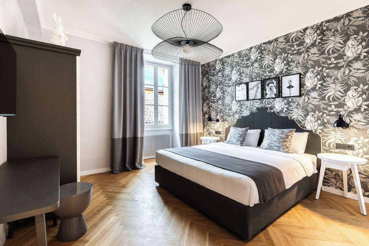 Grand Apartment B11 | Desk, laptop workspace, free WiFi, bed sheets