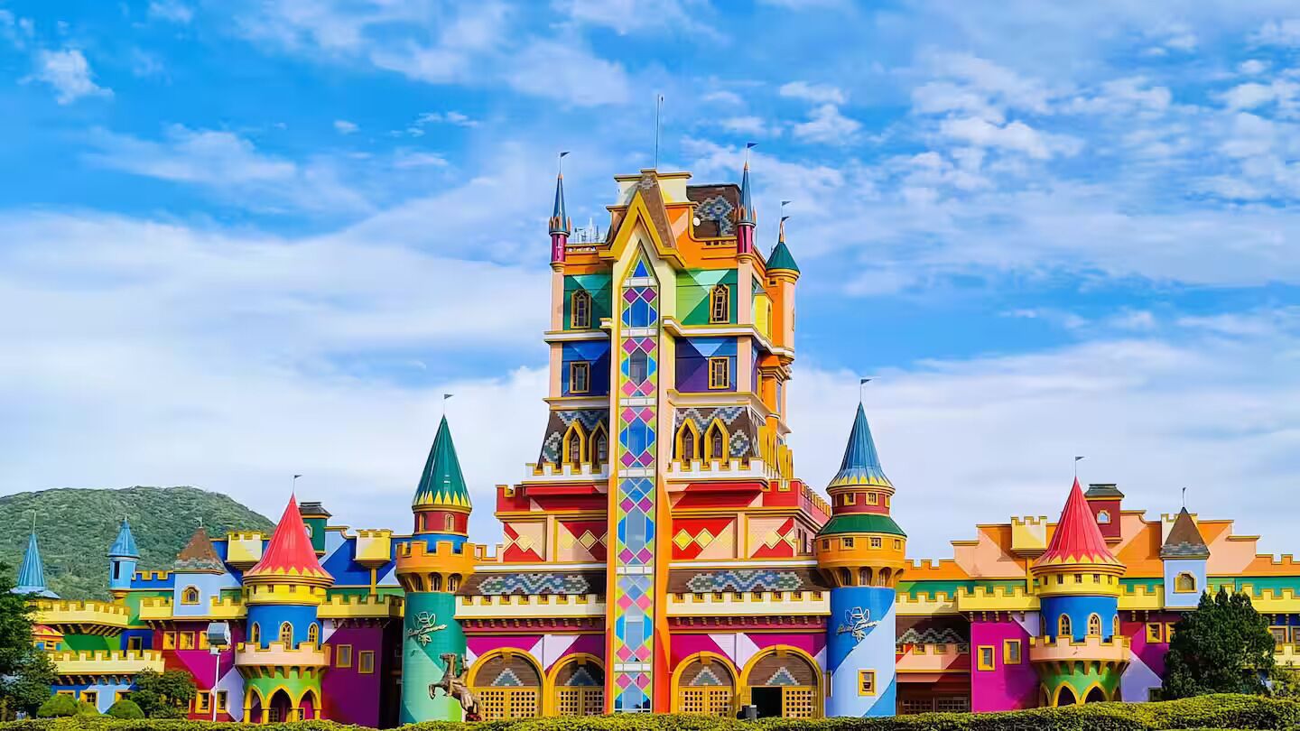 Un edificio colorato simile a un castello, con diverse torri e un campanile centrale.