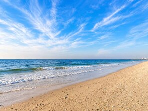 Una spiaggia con cielo sereno e mare calmo.