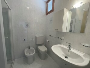 Bathroom - COND. REDWOOD- C1 3+0 - A61022 (Bibione)