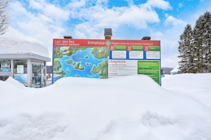 A sign with nautical regulations and a map, surrounded by snow. - Spa & Nature Retreat - Le Bercail (Entrelacs)