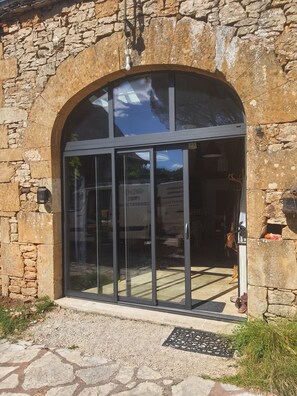 Exterior detail - Guest Room D’ô with Shared Pool, Wi-Fi, and Air Conditioning (Frayssinet-le-Gélat)