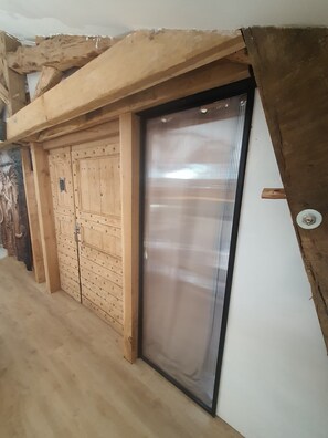 Interior - Guest Room D’ô with Shared Pool, Wi-Fi, and Air Conditioning (Frayssinet-le-Gélat)