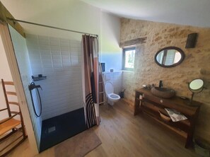 Shower, hair dryer, towels - Guest Room D’ô with Shared Pool, Wi-Fi, and Air Conditioning (Frayssinet-le-Gélat)