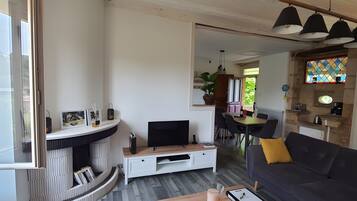 TV, fireplace