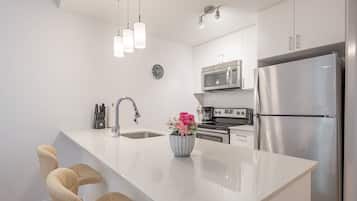 Coffee/tea maker, fridge, microwave, oven