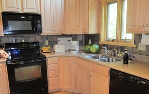 Private kitchen - Spacious, private 3-bedroom lake home on Little Bowstring Lake - Deer River MN (Deer River)