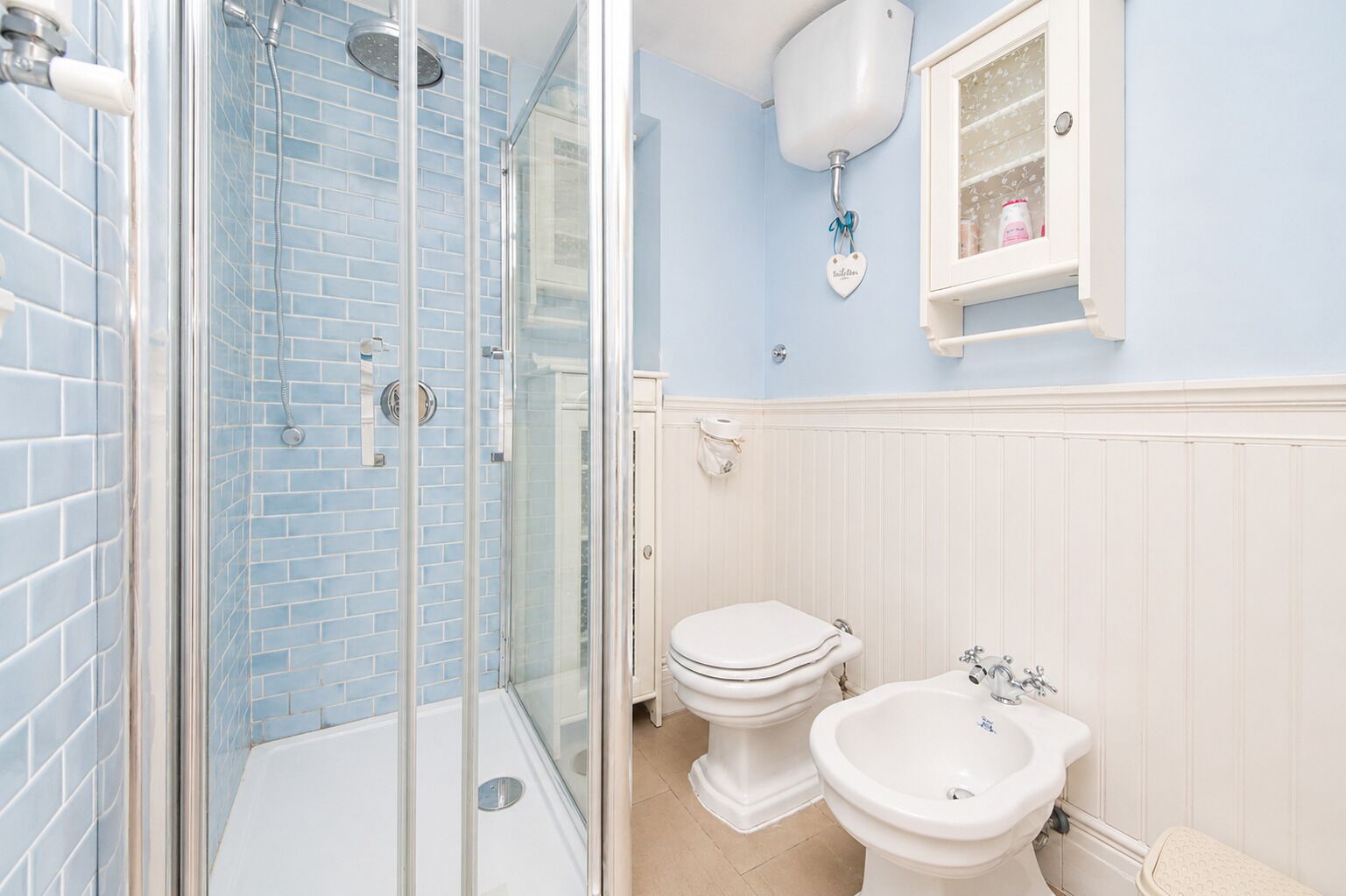 Ein Badezimmer mit Duschkabine, Toilette und Bidet.