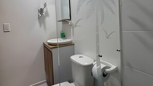 A bathroom with a toilet, sink, and a shower area. - GTA SANDREAS 402 (Medellín)