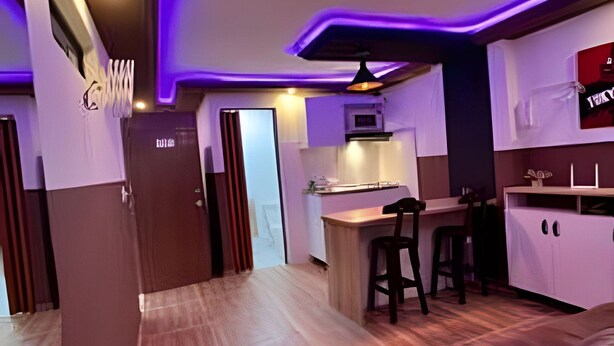 A modern kitchen with a bar area, a dining table, and a sofa. - GTA SANDREAS 402 (Medellín)