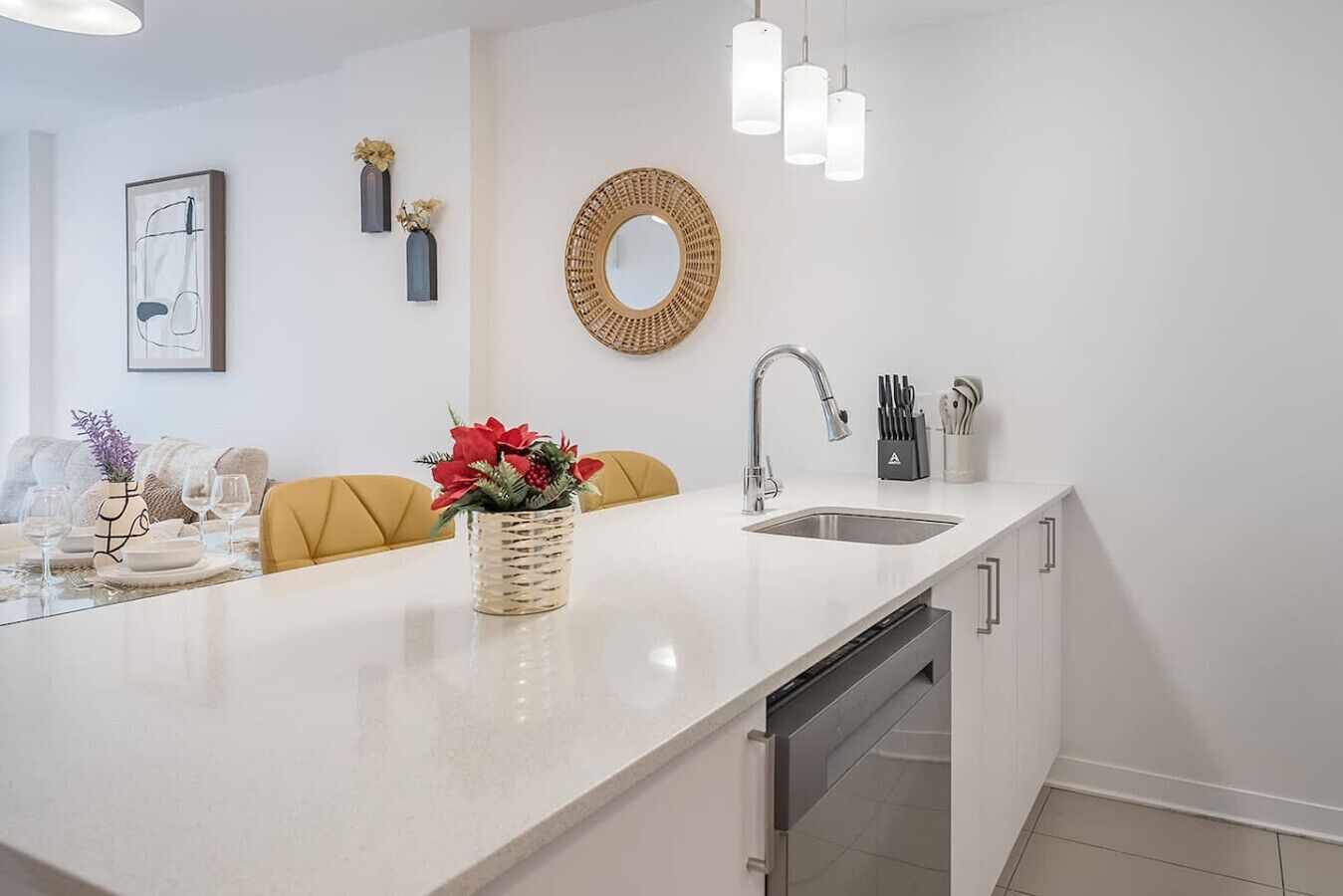 Frigorífico, microondas, placa de cocina y lavavajillas