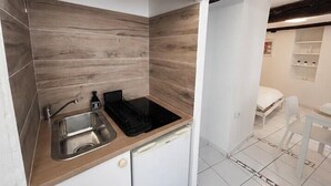 Wasserkocher mit Kaffee-/Teezubehör, Kühlschrank, Mikrowelle, Ofen