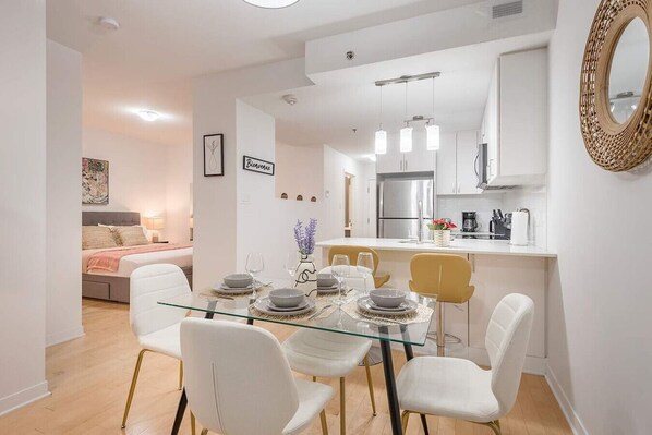 Eine moderne Wohnung mit Essbereich, Küche und Schlafzimmer.