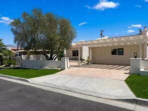 Property grounds - New Luxury House Near Golf, Trails & Restaurants. Voted "Top 10 Best New Houses" (La Quinta)