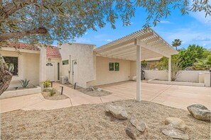 Exterior - New Luxury House Near Golf, Trails & Restaurants. Voted "Top 10 Best New Houses" (La Quinta)
