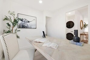 Lobby - New Luxury House Near Golf, Trails & Restaurants. Voted "Top 10 Best New Houses" (La Quinta)