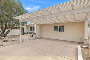 Property grounds - New Luxury House Near Golf, Trails & Restaurants. Voted "Top 10 Best New Houses" (La Quinta)