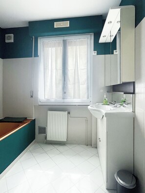 Bathroom - Vrbo Property (Reims)