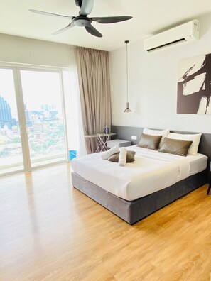 Ein modernes Schlafzimmer mit Bett, Deckenventilator, Klimaanlage, Stadtblick durch große Fenster und einer hängenden Pendelleuchte.
