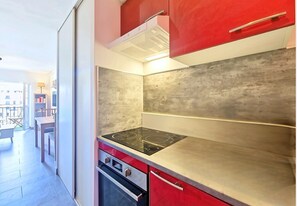A modern kitchen with a built-in stove, oven, and red cabinets. - N&J - L'ECRIN DU PAILLON - Near Nice Old Town - Balcony (Nice)
