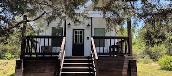 Cedar Oak Retreat: solar powered cabin on 20 acres