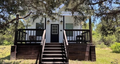 Cedar Oak Retreat: solar powered cabin on 20 acres