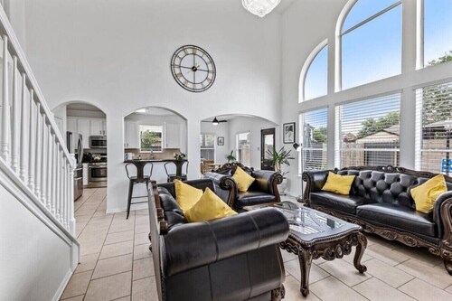 Modern home, Central to numerous activities!