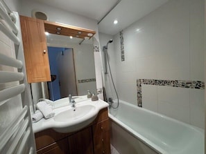 Bathroom - Apartment with sea view, terrace and swimming pool (Dives-sur-Mer)