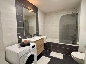 Douche, serviettes fournies