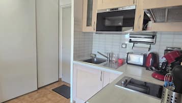 Coffee/tea maker, fridge, microwave, oven