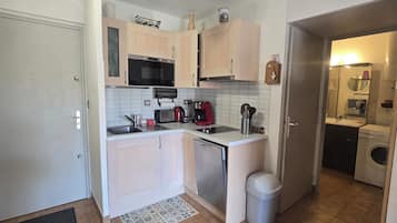 Coffee/tea maker, fridge, microwave, oven