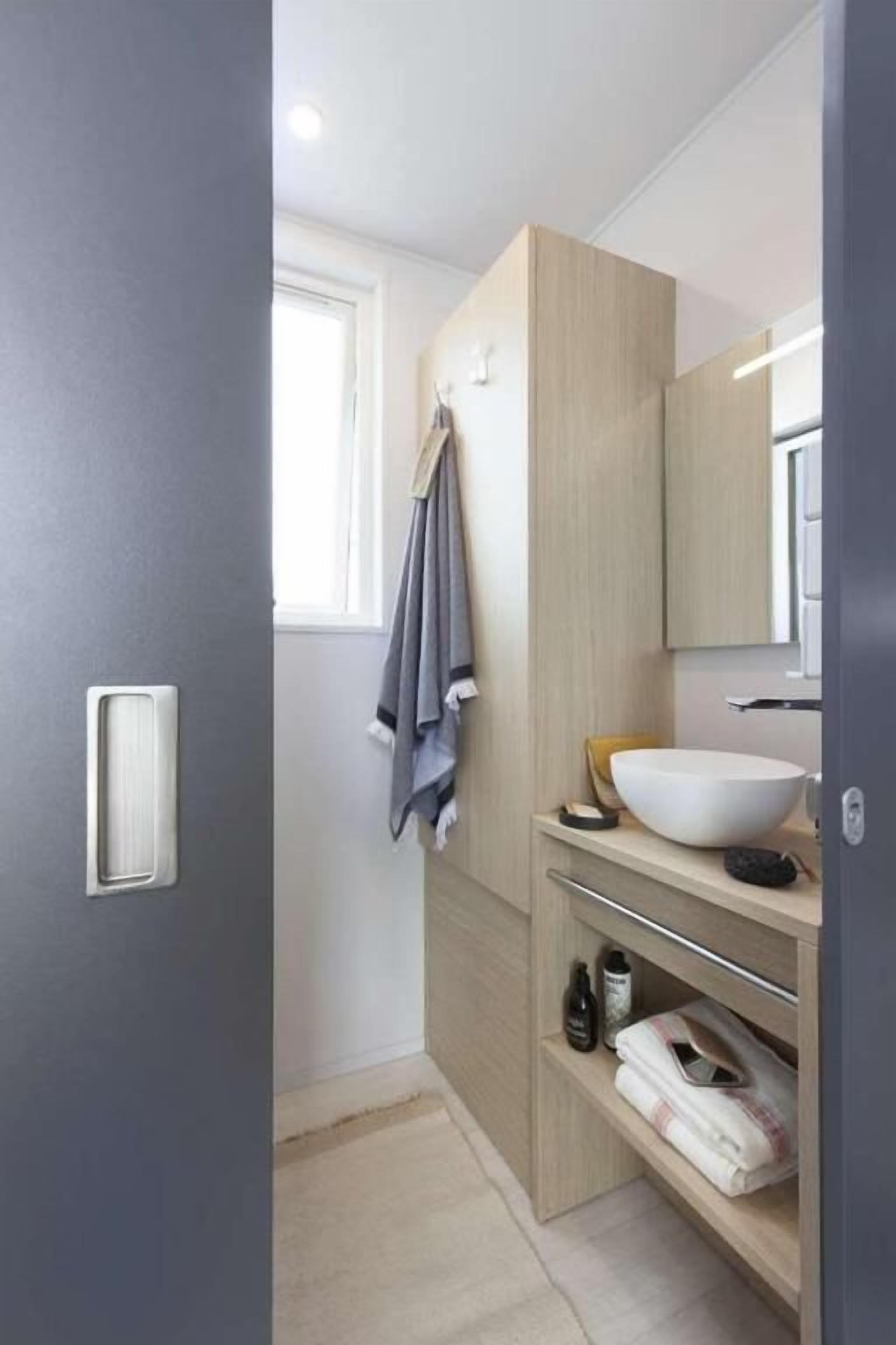 Chambre Double Confort, vue partielle sur le lac | Salle de bain