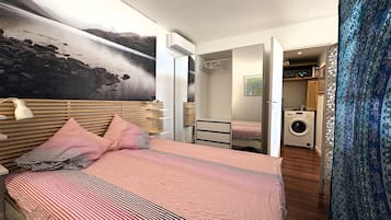 1 dormitorio, tabla de planchar con plancha, wifi y ropa de cama