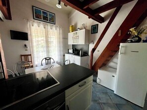 Private kitchen - 3-star cottage with terrace (Cavalaire-sur-Mer)