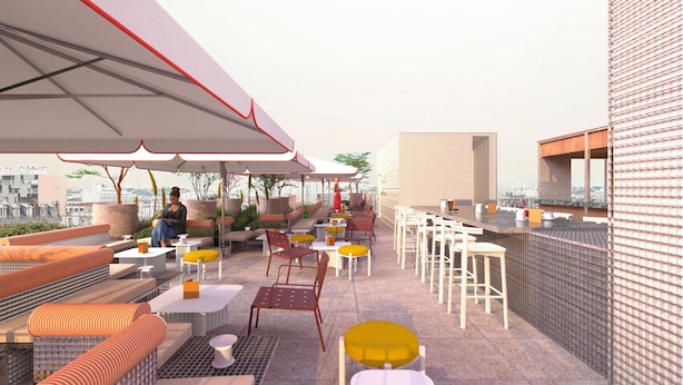 Un espacio al aire libre con mesas y sillas, una sección cubierta y vistas de la ciudad.