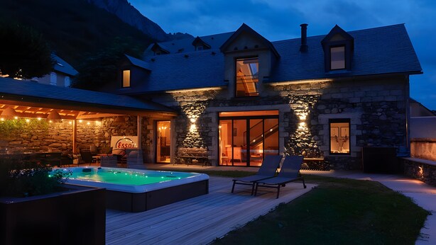 A stone house with a hot tub, outdoor seating, and a mountain backdrop. - Holiday Home “L’Escale Pibeste” with Mountain View, Wi-Fi and Air Conditioning (Agos-Vidalos)