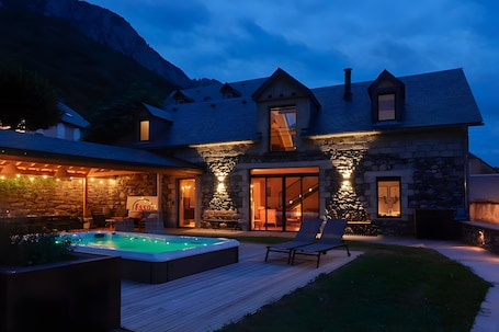 Outdoor spa tub. Holiday Home “L’Escale Pibeste” with Mountain View, Wi-Fi and Air Conditioning