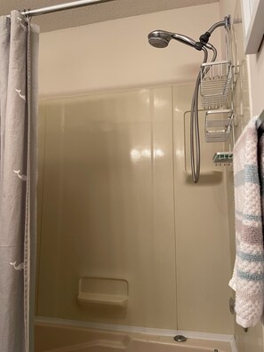 Baignoire à jets, sèche-cheveux, serviettes fournies, savon
