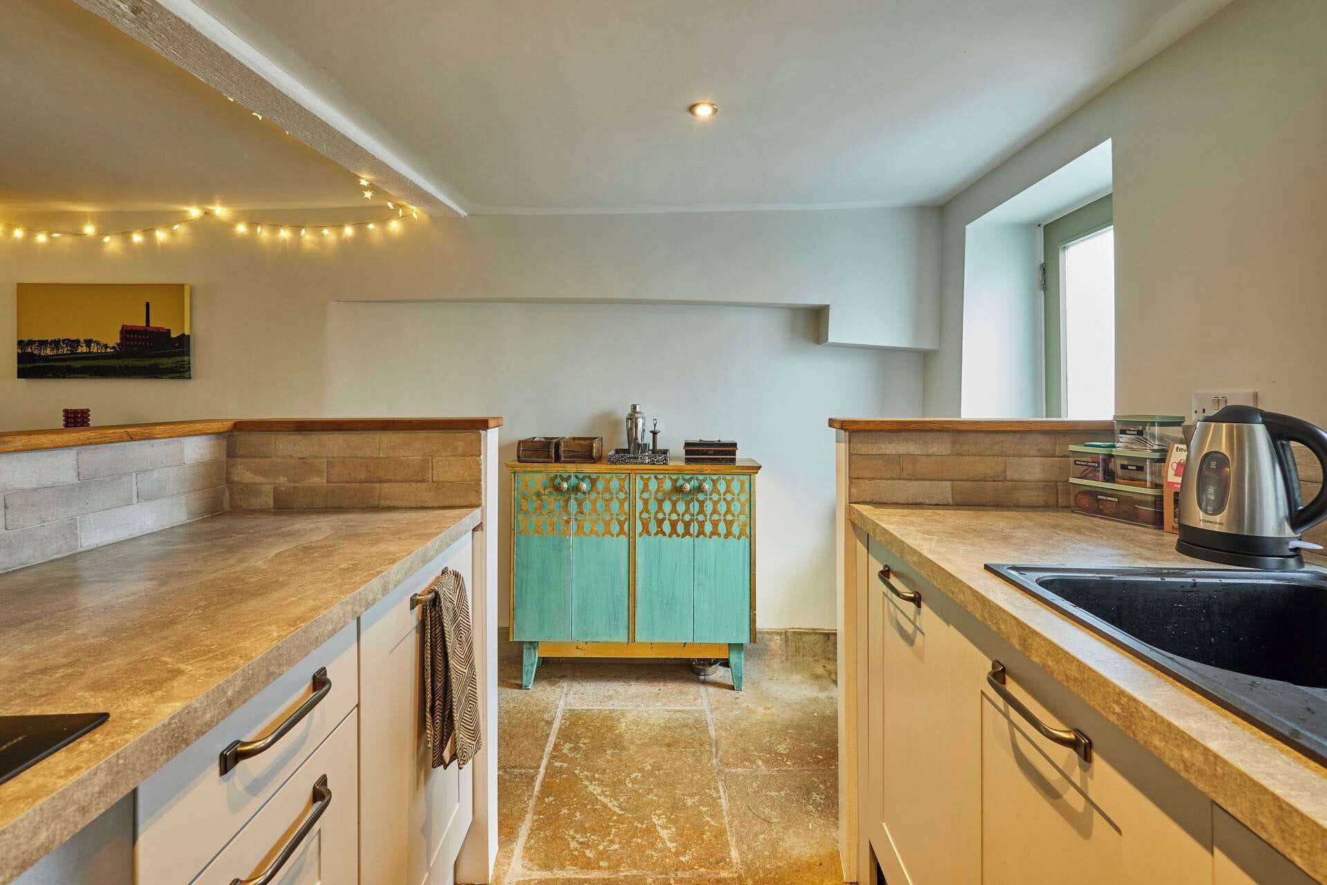 Coffee/tea maker, fridge, dishwasher, electric kettle