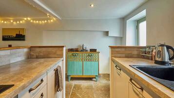 Coffee/tea maker, fridge, dishwasher, electric kettle