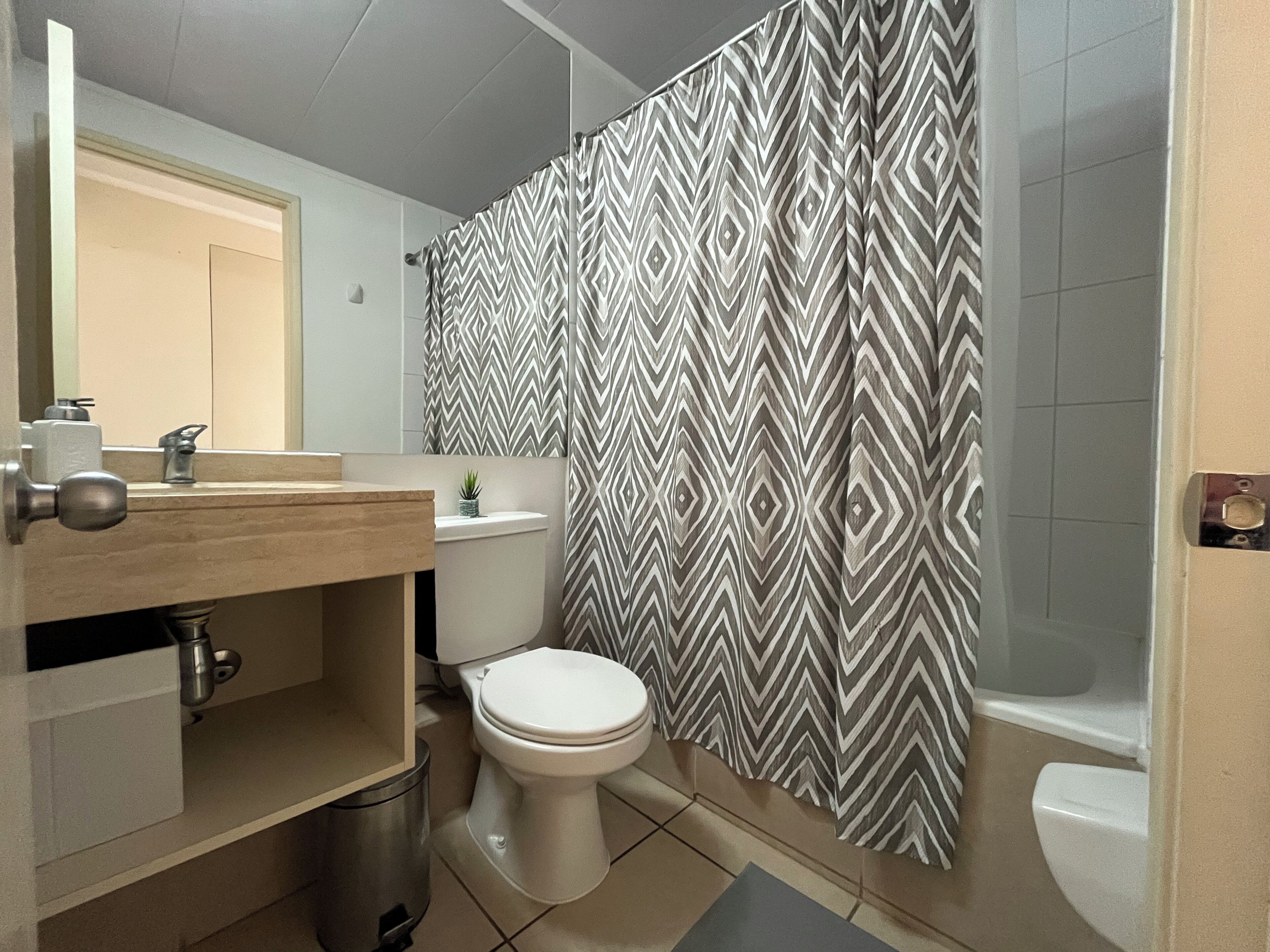 Familienapartment, Balkon, Stadtblick | Badezimmer