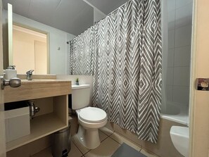 Familienapartment, Balkon, Stadtblick | Badezimmer