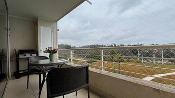 Familienapartment, Balkon, Stadtblick | Speisen im Freien