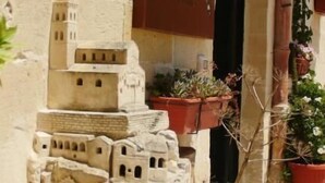 A model of a cityscape with a shop sign reading 'Casa del Sol'. - Casa della Luna (Matera)