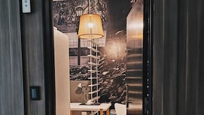 Ein modernes Interieur mit Essbereich, einer Lampe und einer Wand mit Strukturmuster.