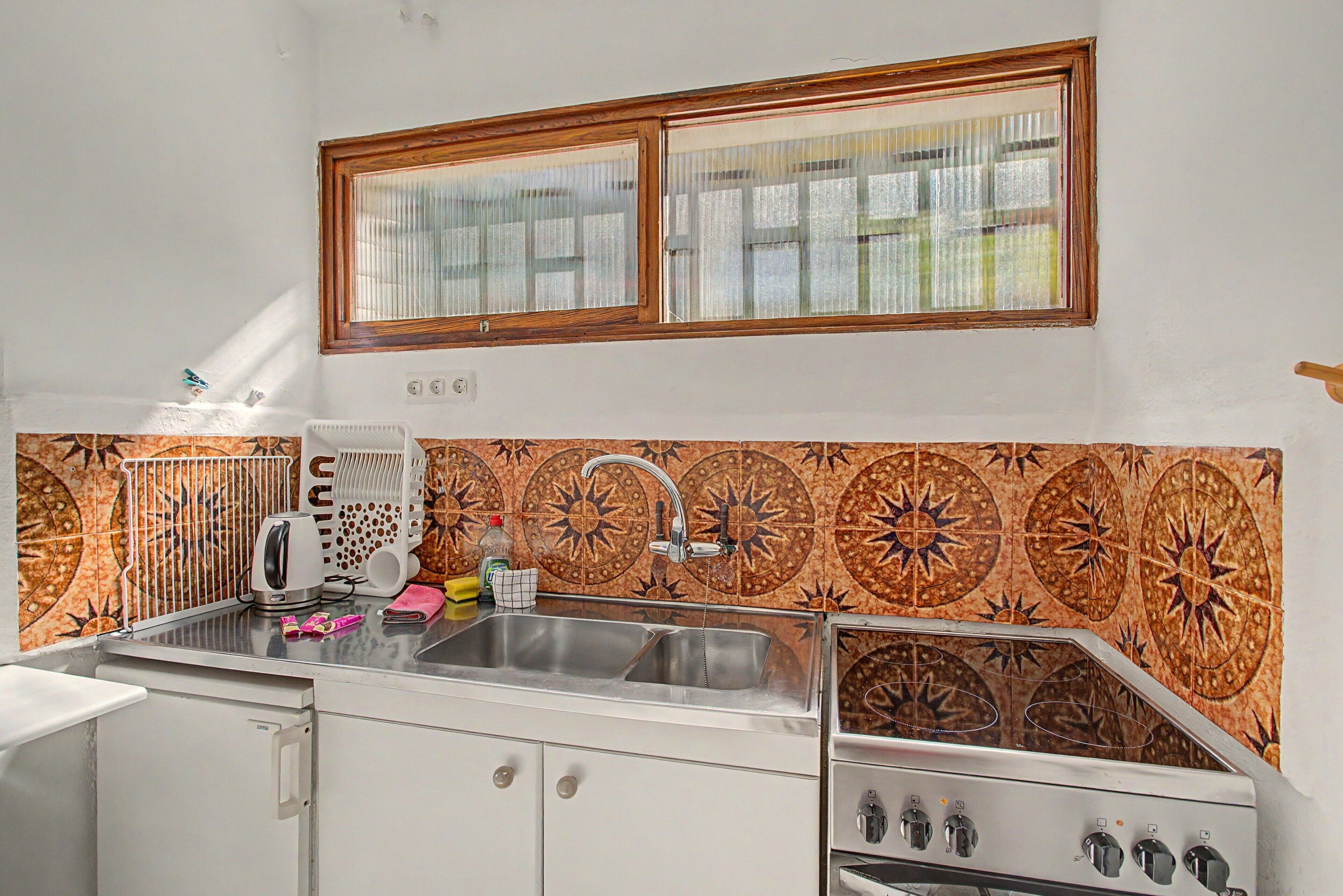 Réfrigérateur, four, plaque de cuisson, cafetière/bouilloire