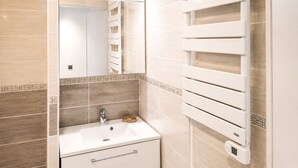 A bathroom with a sink, mirror, and towel rack. - Naturiste Cap d'Agde Port Vénus 324 (Agde)