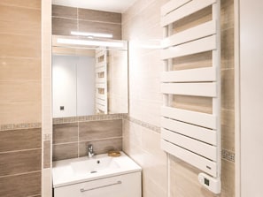 A bathroom with a sink, mirror, and towel rack. - Naturiste Cap d'Agde Port Vénus 324 (Agde)