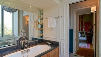 Superior Double Room, Garden View | Bathroom | Slippers