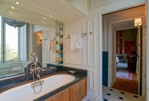 Chambre Double Supérieure, vue jardin | Salle de bain | Chaussons